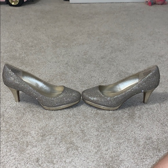 Bandolino Shiny heels - Picture 2 of 4